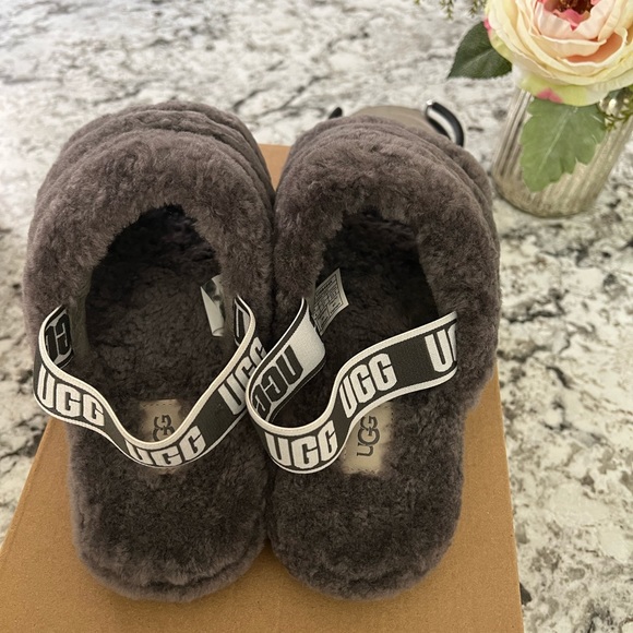 Womens grey Ugg slippers in great condition Only worn twice. - Picture 2 of 4